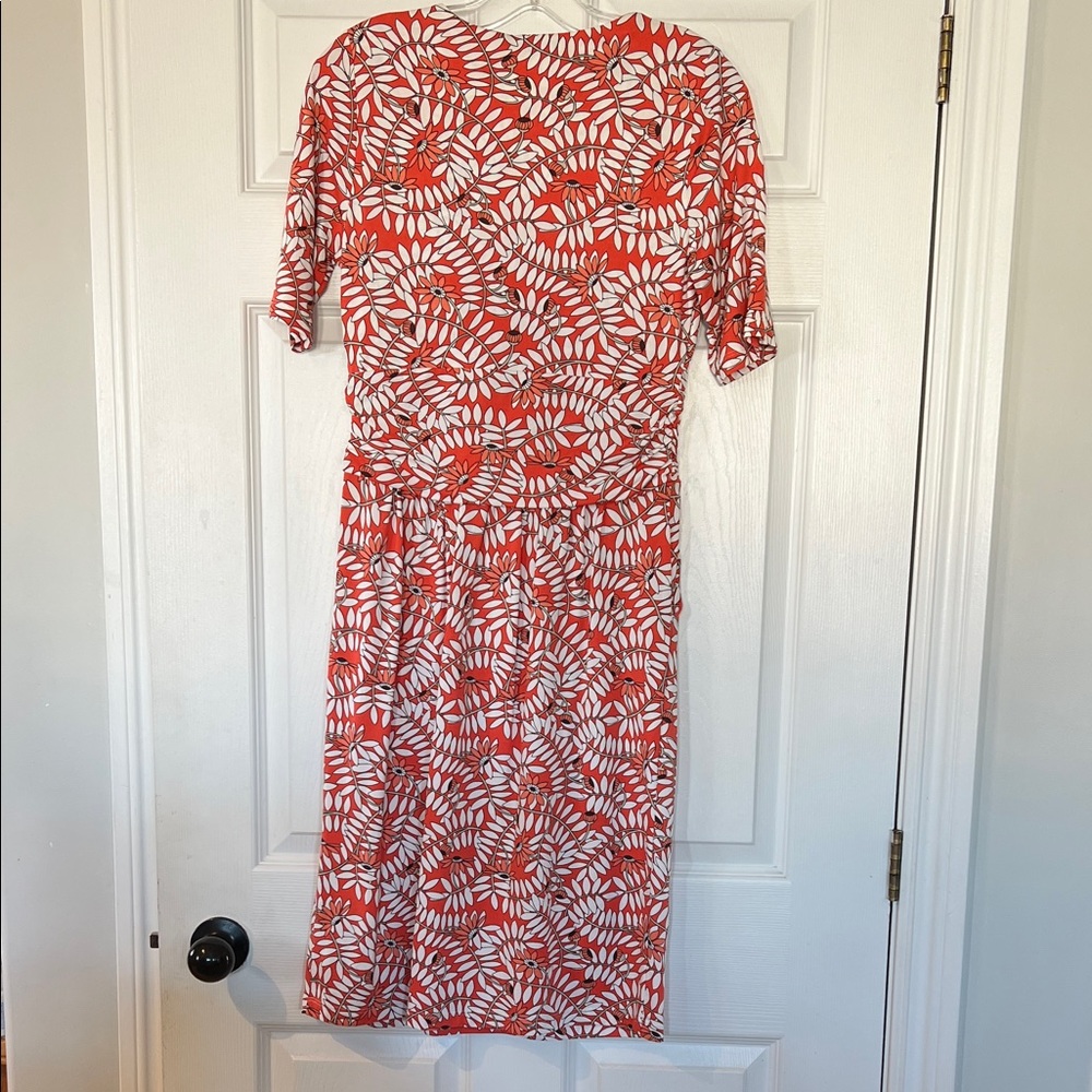 NWT - Olsen Coral and White Leaf-Print V‑Neck Midi Dress - Picture 8 of 8